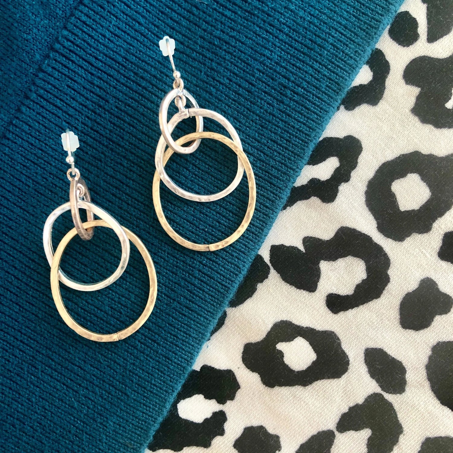 Tri-tone mixed metal chain link drop earrings. Neutral tones go with every outfit!